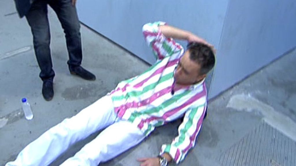 Chiqui hace el boca a boca a Kiko H.