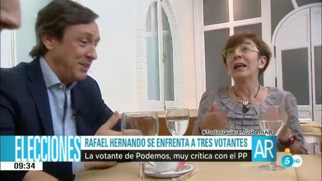 Rafael Hernando desayuna en “territorio hostil” con tres mujeres muy críticas con el PP