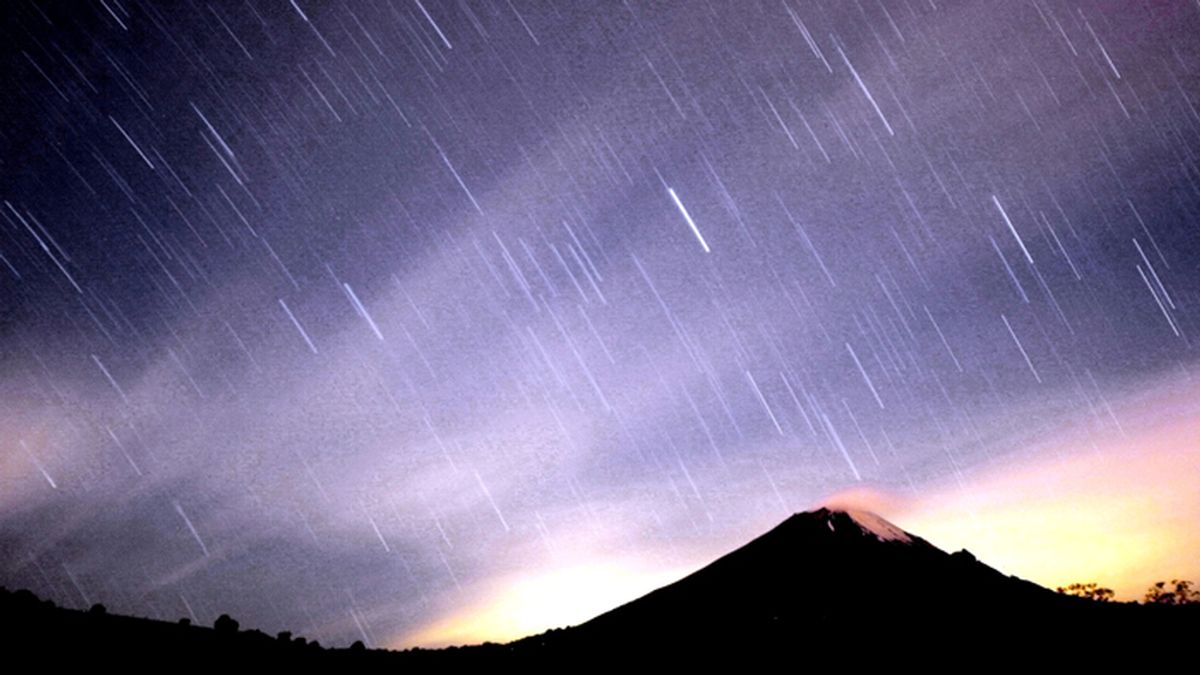 Lluvia de estrellas sobre el volcán Popocatepetl, en México