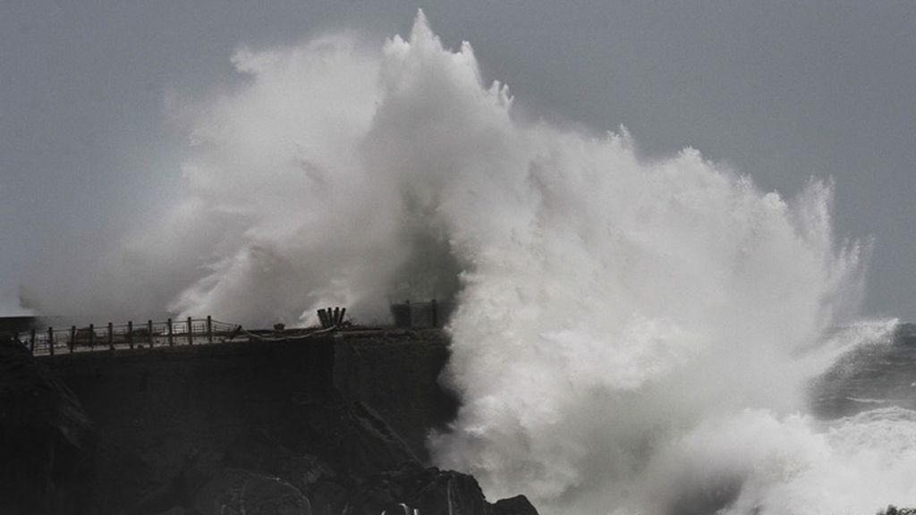 La tormenta prosigue en las costas españolas tirando farolas y levantando asfaltos