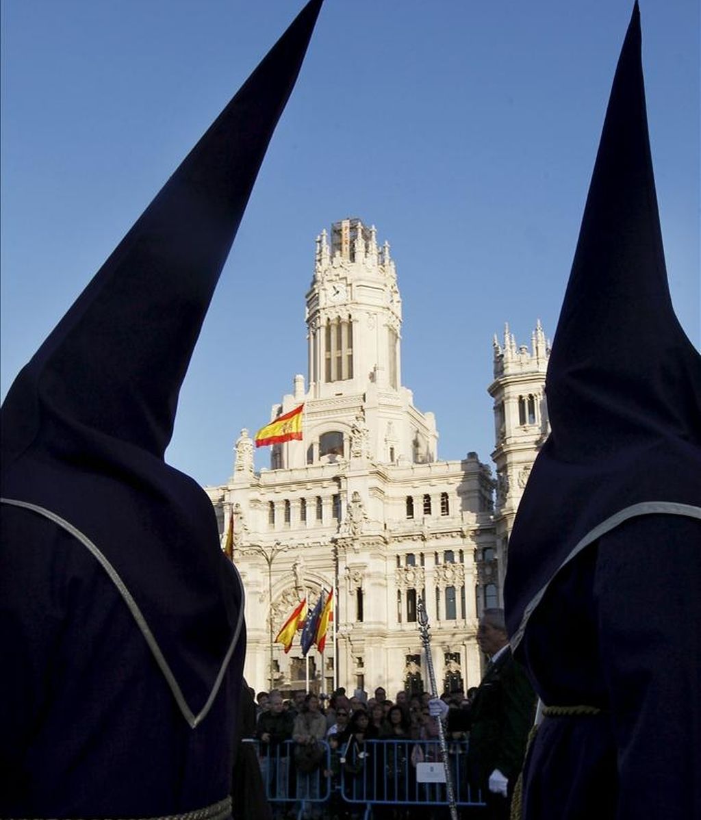 Un momento de la procesión de Jesús de Medinaceli a su paso por la plaza de Cibeles. EFE/Archivo