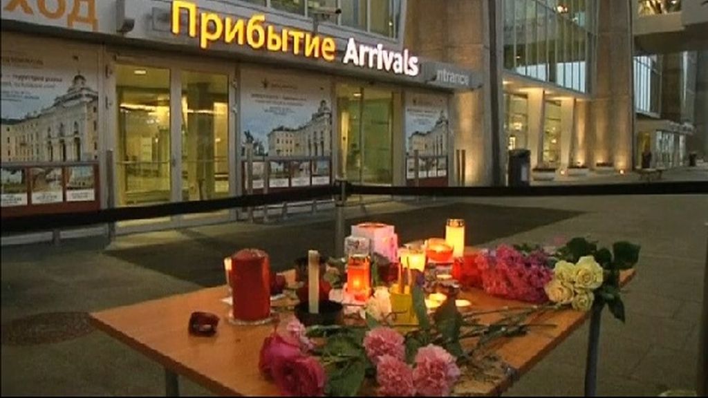 Flores y velas en el aeropuerto de San Petersburgo en señal de luto