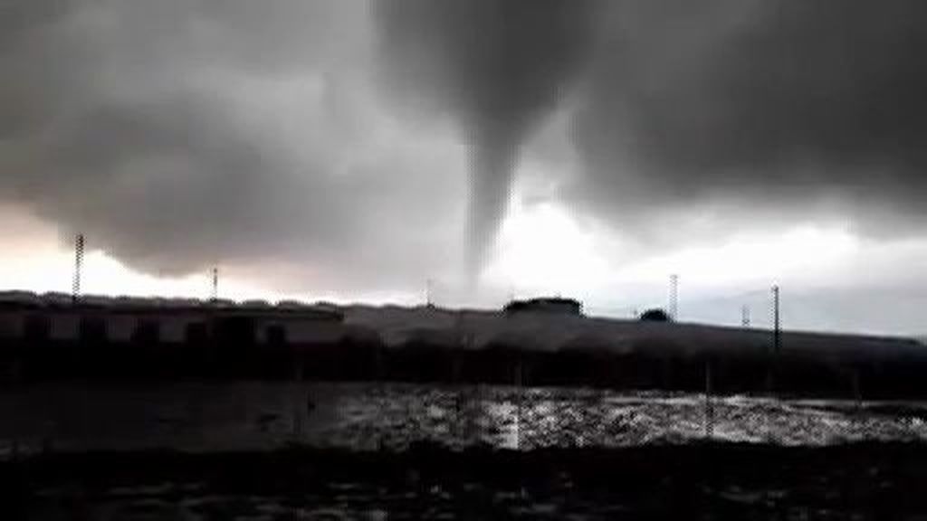 Un grupo de vecinos de Palos de la Frontera vivió el tornado prácticamente desde dentro