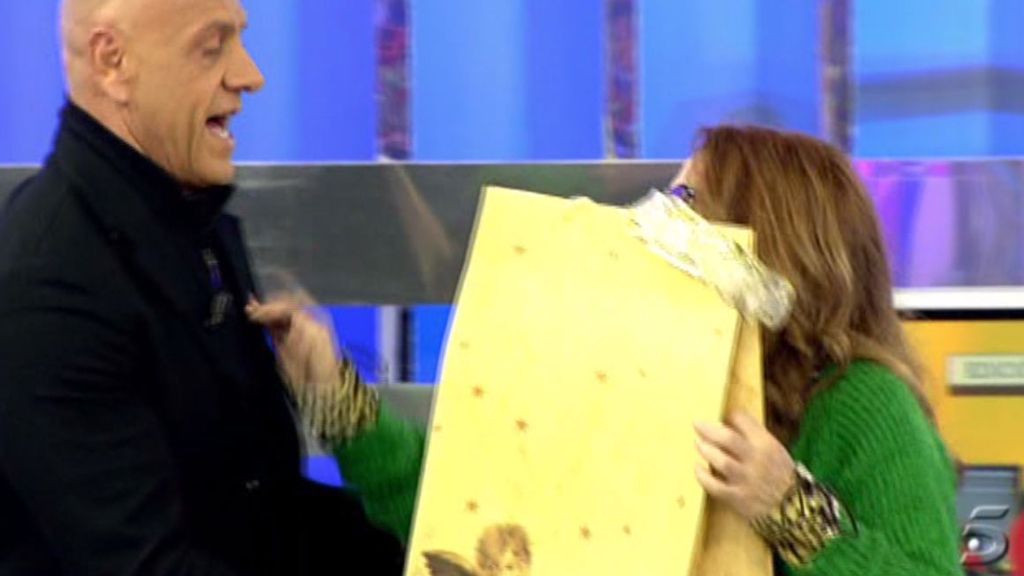 Sus compañeros le dan la bienvenida con dos regalos muy originales