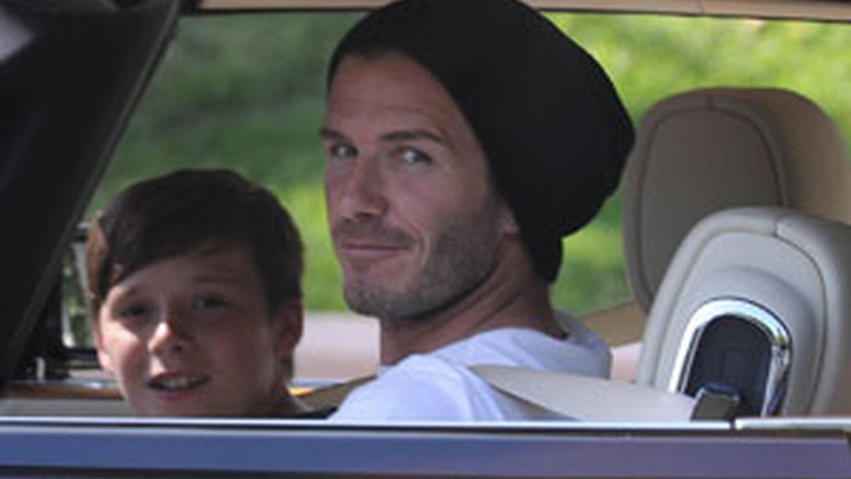David Beckham y su hijo Brooklyn, en coche. Foto: Gtres