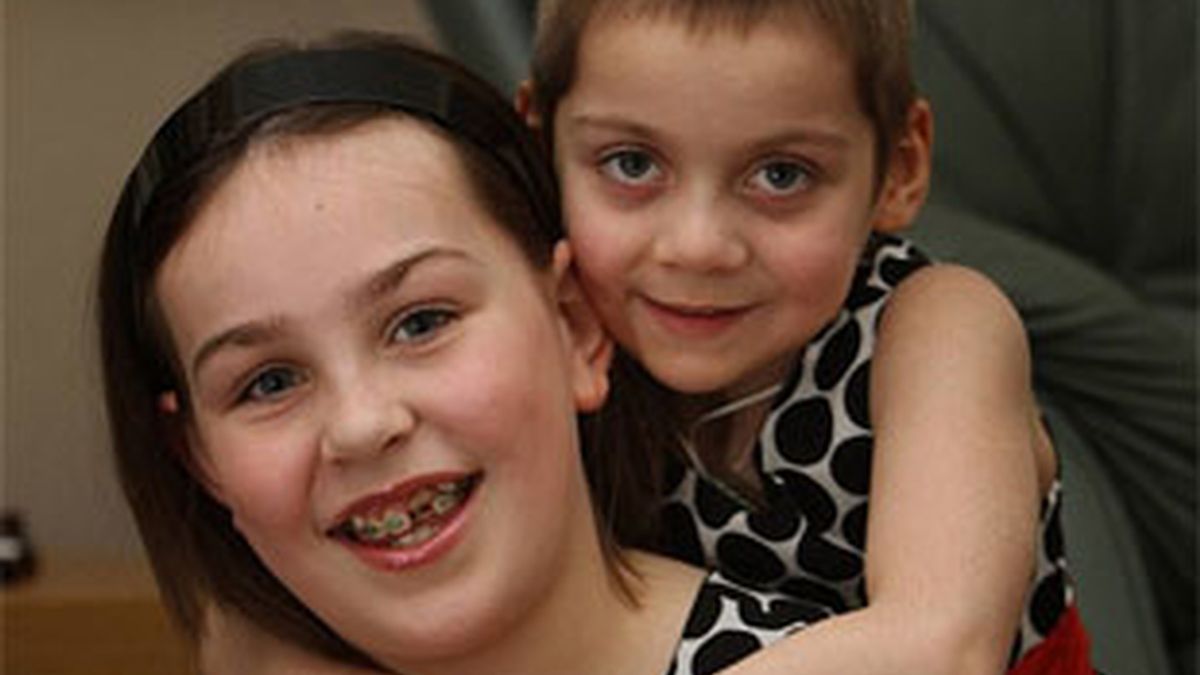 Lauren, de nueve años, ha salvado la vida a su hermana Emily, de cinco. Foto: Daily Mail.