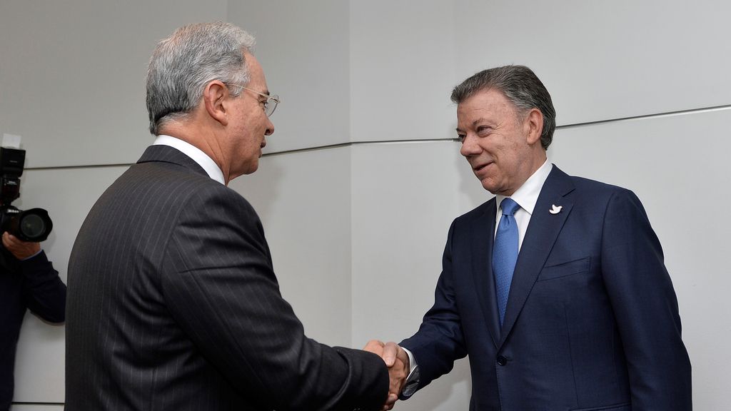 Uribe y Santos buscan allanar el camino de la paz en Colombia