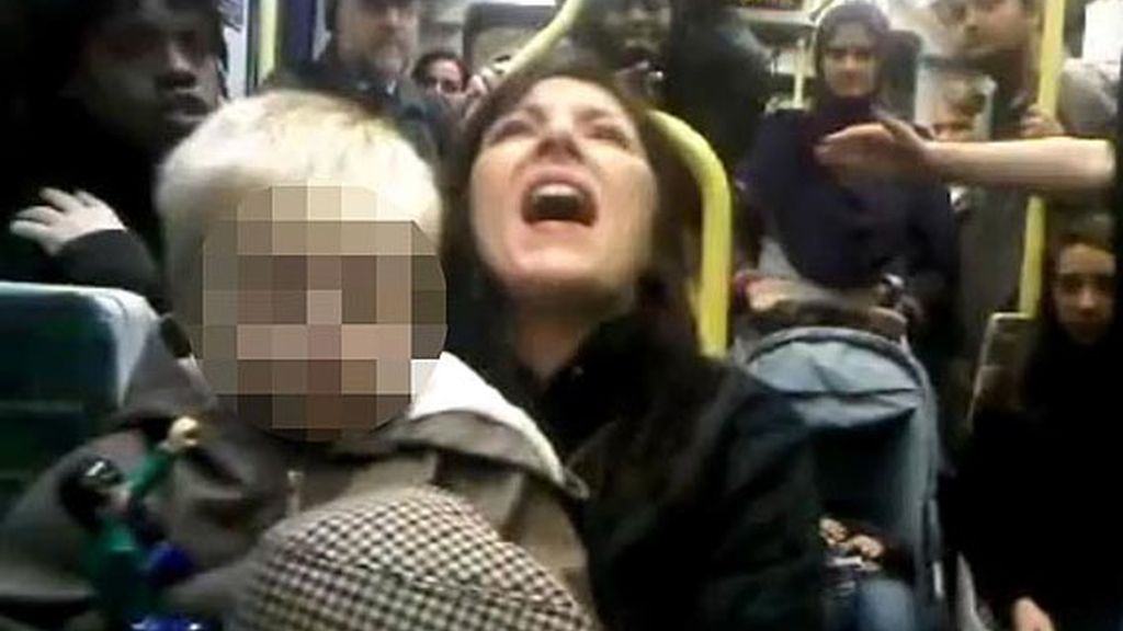 La joven racista en un momento de su discurso La joven racista en un momento de su discurso