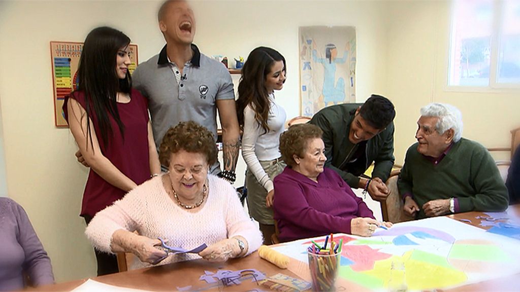 Nuestros tronistas buscan consejos amorosos en un centro de mayores