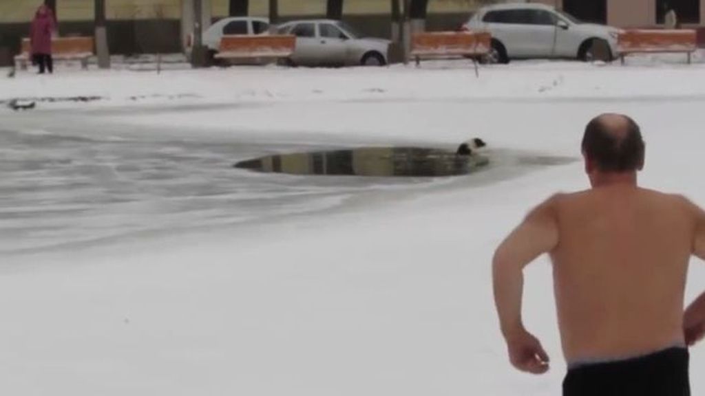 Un hombre en Rusia rescata a un perro que estaba atrapado en agua helada