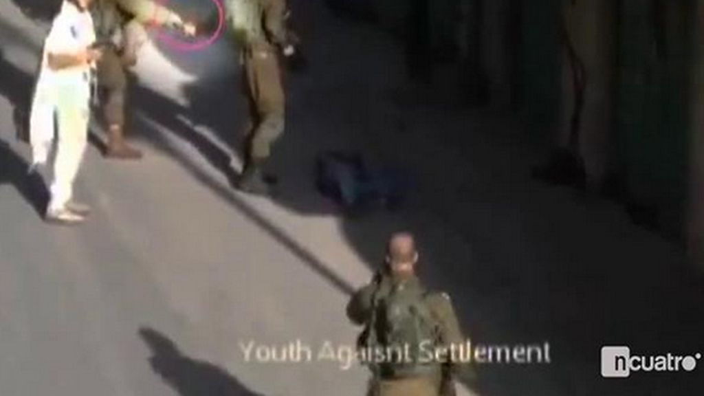 Un vídeo muestra a dos soldados israelíes colocando un cuchillo al lado de un palestino