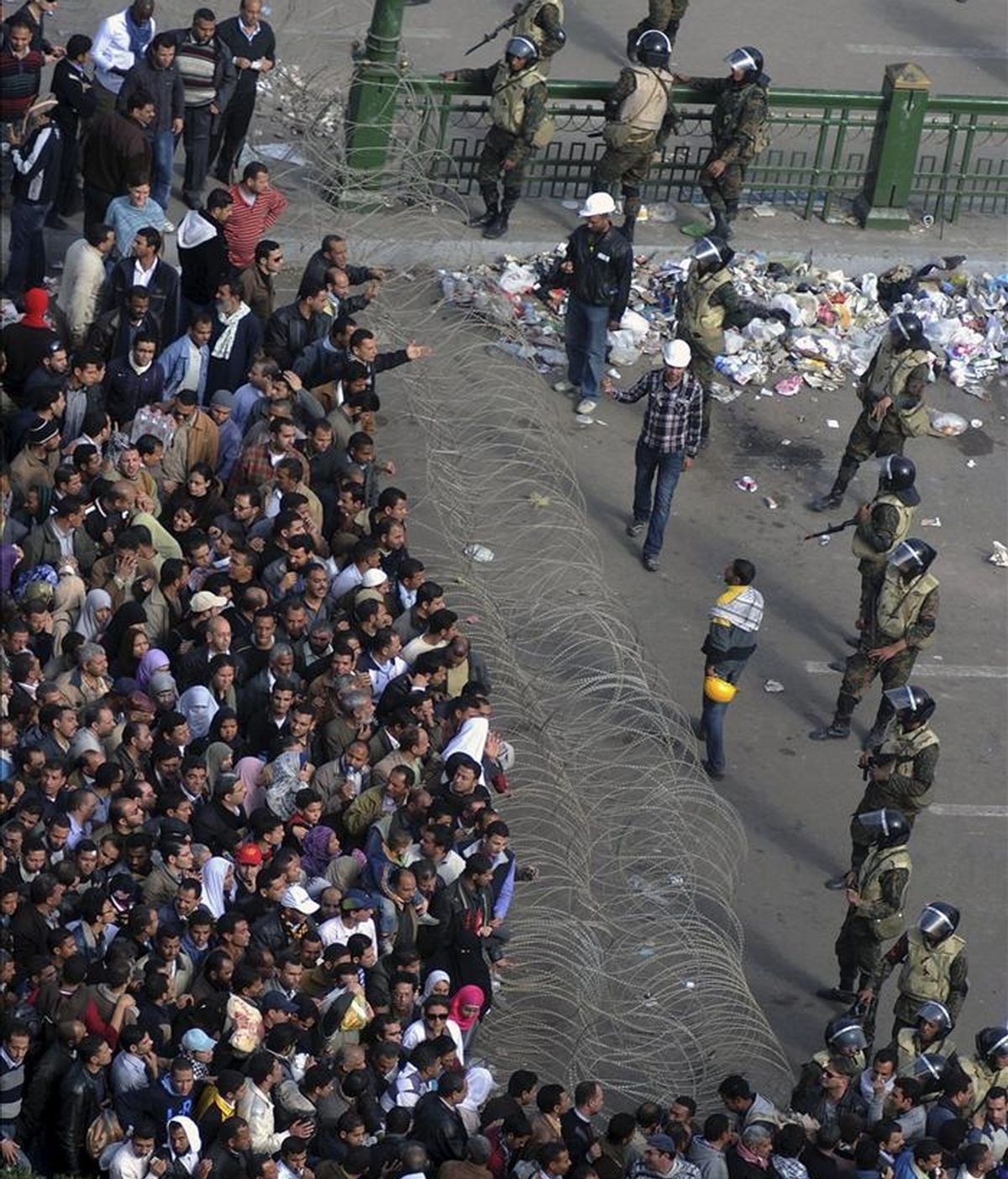 Una alambrada de espino contiene a los manifestantes egipcios que se congregaron hoy en la plaza Tahrir, en el centro de la capital. EFE/Archivo