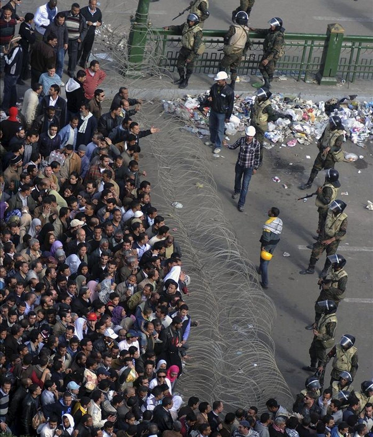 Una alambrada de espino contiene a los manifestantes egipcios que se congregaron hoy en la plaza Tahrir, en el centro de la capital. EFE/Archivo Una alambrada de espino contiene a los manifestantes egipcios que se congregaron hoy en la plaza Tahrir, en el centro de la capital. EFE/Archivo