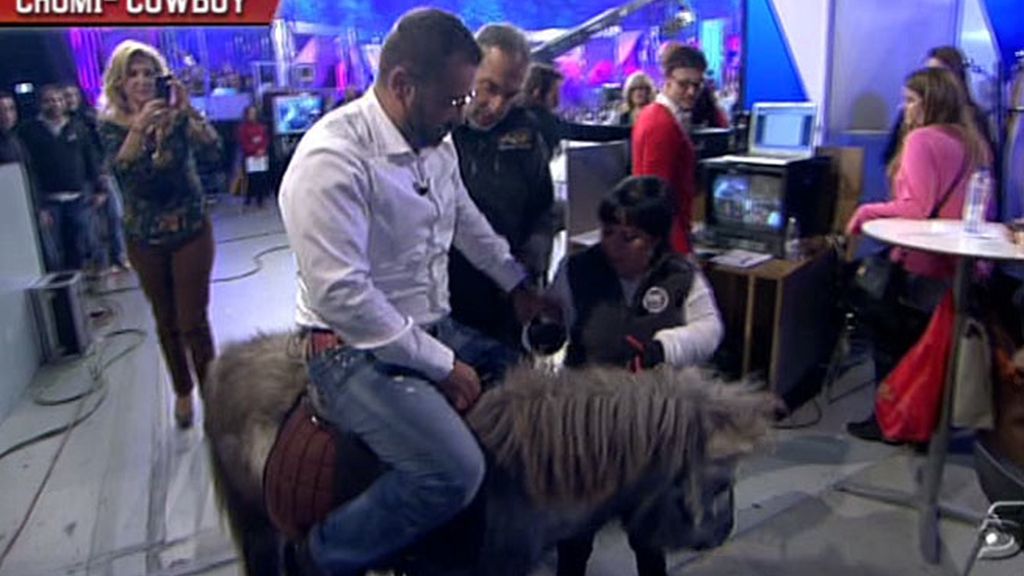 Chiqui entra en plató a lomos de un poni y Jorge Javier le imita