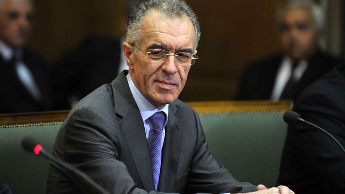 El ministro de fianzas griego dimite por problemas de salud