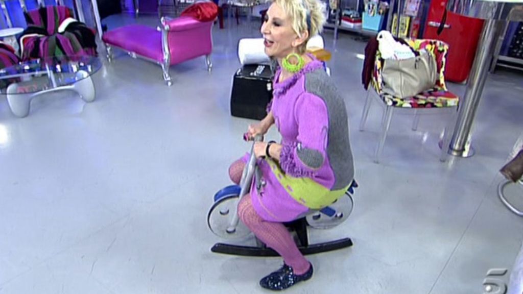 La periodista cambia la silla por la mini-bici