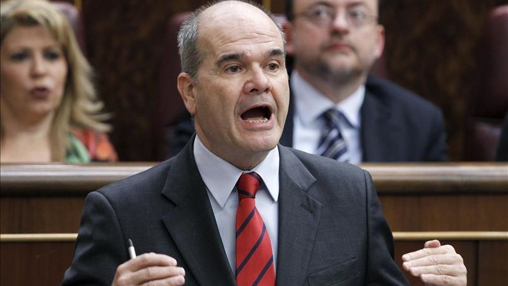 El vicepresidente tercero del Gobierno, Manuel Chaves, durante una de sus intervenciones en la sesión de control al Ejecutivo del pleno del Congreso de hoy. EFE