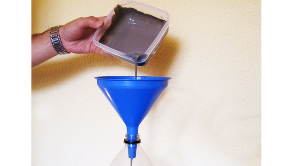 2. Vierte la pintura en la botella