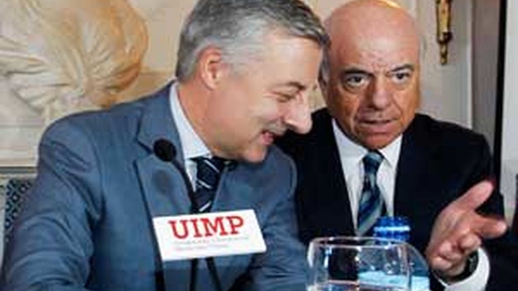 El ministro de Fomento, José Blanco, habla con el presidente del BBVA, Francisco González, en la Universidad Internacional Menendez Pelayo en Santander. FOto: EFE El ministro de Fomento, José Blanco, habla con el presidente del BBVA, Francisco González, en la Universidad Internacional Menendez Pelayo en Santander. FOto: EFE