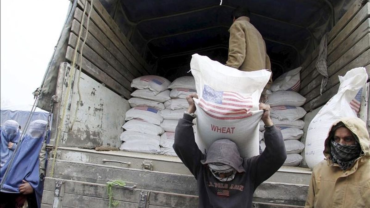 En la imagen, operarios afganos descargan de un camión sacos de harina distribuidos por el Programa Mundial de Alimentos. EFE/Archivo