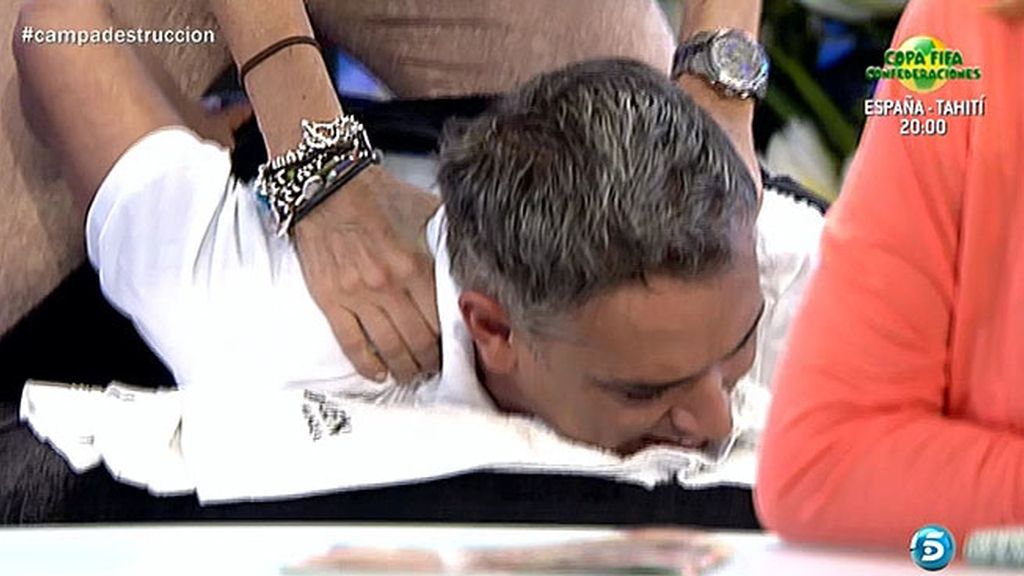 La presentadora casi acaba en el suelo