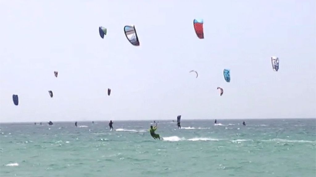 El verano reúne a cientos de personas para practicar kite surf en las playas de Tarifa