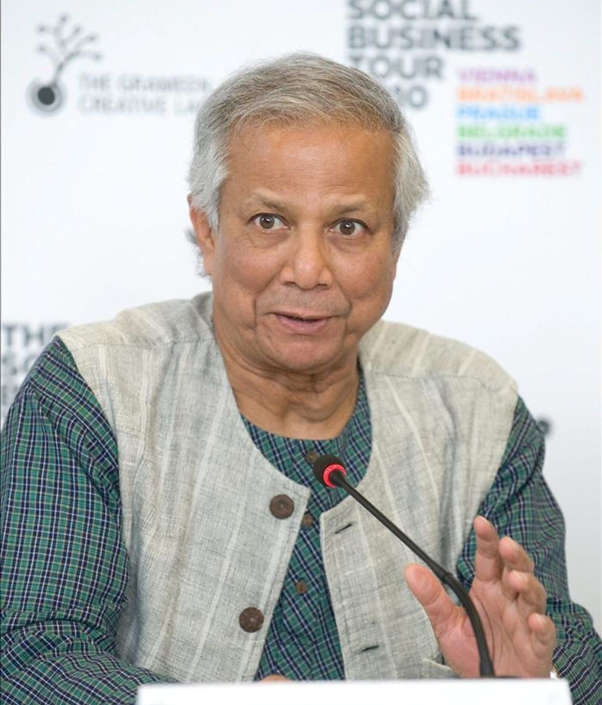 Mohamed Yunus, ganador del Premio Nobel de la Paz, profesor de economía en Bangladesh y fundador del Banco Grameen. EFE/Archivo