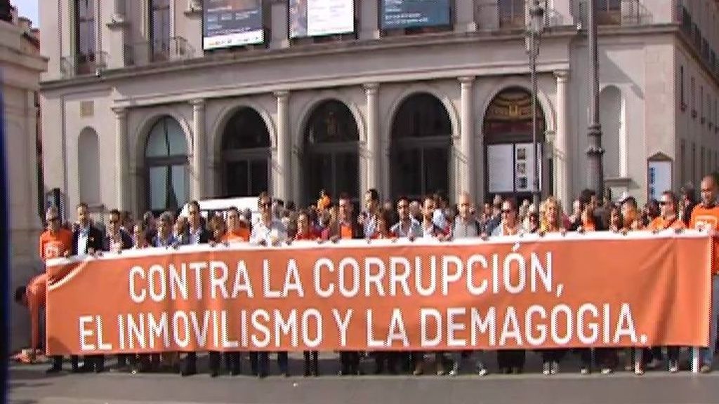 Decenas de simpatizantes de Ciudadanos protestan contra la corrupción política