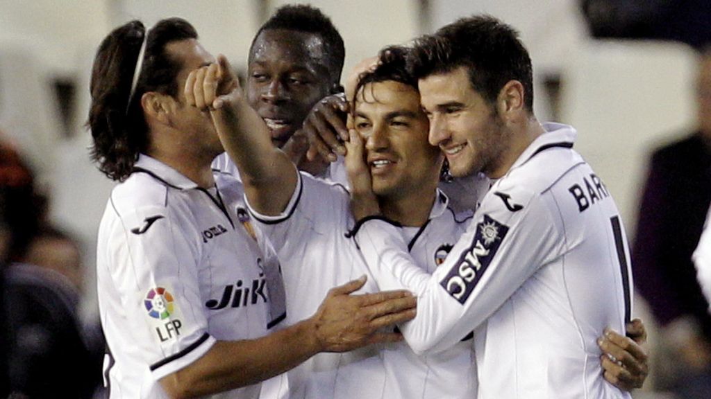 El centrocampista argentino del Valencia Tino Costa es felicitado por sus compañeros tras el gol que ha marcado a Osasuna en el partido de vuelta de la Copa del Rey