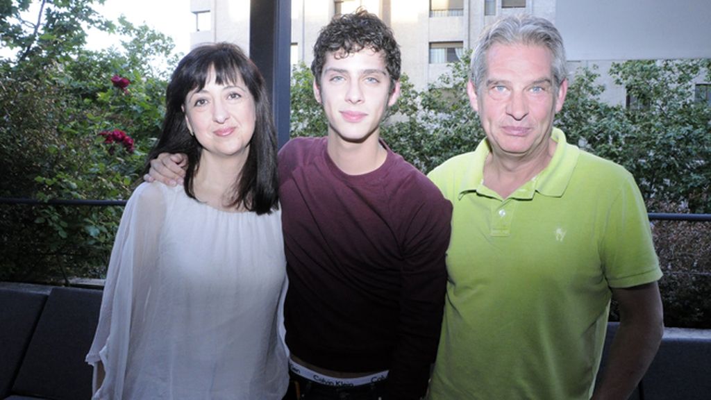 Eduardo Casanova junto a sus padres, Teresa y Miguel