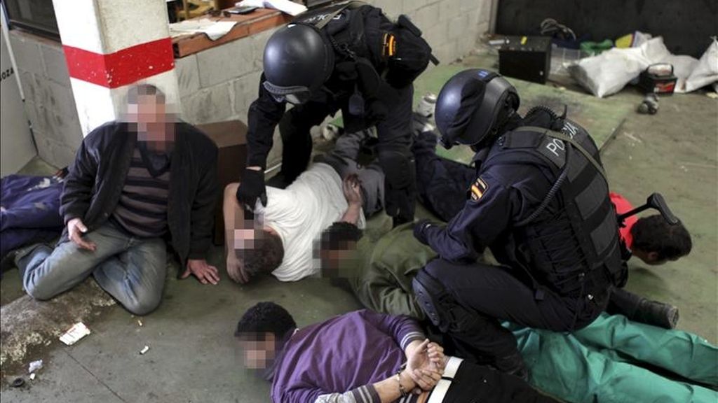 Fotografía facilitada por la Policía Nacional, que ha desarticulado una banda especializada en el robo de cobre y otros metales y ha recuperado más de 20 toneladas de acero sustraídas recientemente en una empresa de Cadrete (Zaragoza), así como una cabeza tractora y su plataforma, en una operación que se ha saldado con cuatro detenidos. EFE