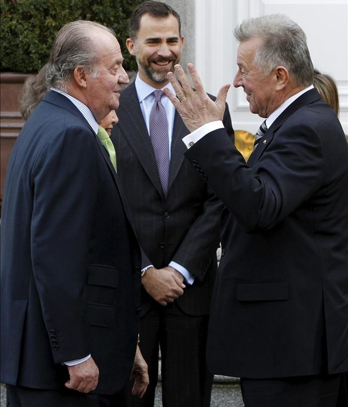 El rey Juan Carlos (i), el presidente de Hungría, Pál Schmitt (d) y el príncipe Felipe (c) antes del almuerzo ofrecido hoy en el palacio de la Zarzuela. EFE