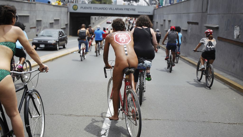 Desnudos en bici por Lima para exigir mejores políticas de transportes