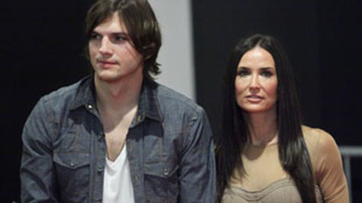 Ashton Kutcher y Demi Moore, el centro de todas las miradas. Foto: Gtres Ashton Kutcher y Demi Moore, el centro de todas las miradas. Foto: Gtres