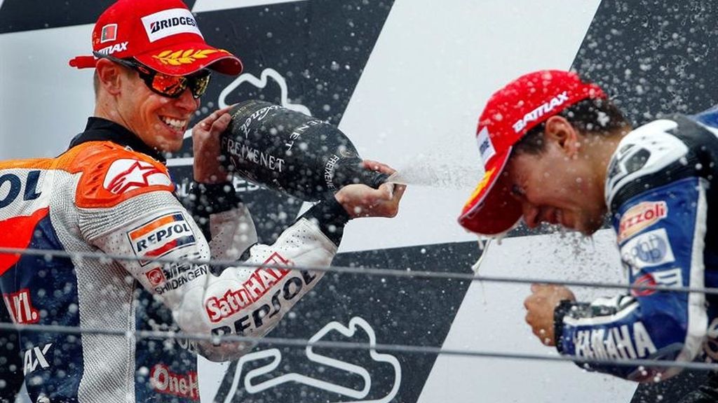 Stoner baña a Lorenzo en champán