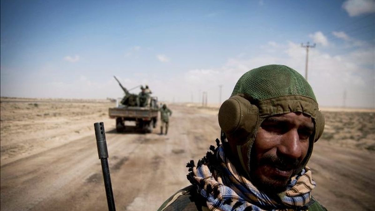 Rebeldes libios armados en una carretera cerca de Brega, Libia. EFE