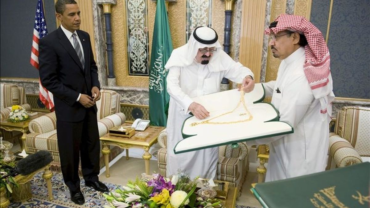 Fotografía de archivo fechada el 3 de junio de 2009 del rey Abdalá bin Abdelaziz (c), de Arabia Saudí, al  otorgar un collar de oro al presidente estadounidense, Barack Obama, (i) durante una reunión en la Residencia Real de Riad (Arabia Saudí). EFE/Archivo