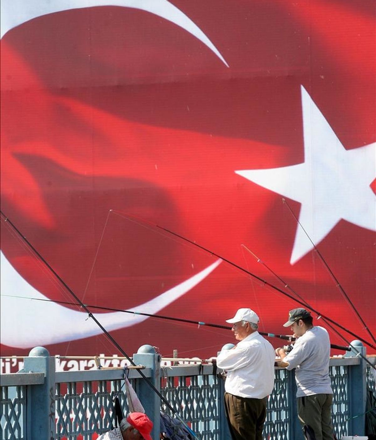 Turquía ha decidido no firmar de momento un previsto acuerdo con Bruselas sobre la devolución de inmigrantes sin papeles y supeditarlo a la aprobación de un régimen de visados que facilite los viajes de ciudadanos turcos a los estados miembros de la Unión Europea (UE), según informó hoy la cadena NTV. EFE/Archivo Turquía ha decidido no firmar de momento un previsto acuerdo con Bruselas sobre la devolución de inmigrantes sin papeles y supeditarlo a la aprobación de un régimen de visados que facilite los viajes de ciudadanos turcos a los estados miembros de la Unión Europea (UE), según informó hoy la cadena NTV. EFE/Archivo