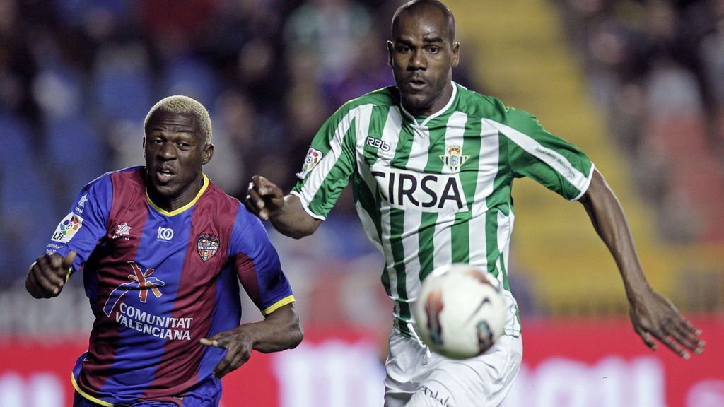 Arouna Koné, disputa un balón al defens abrasileño del Real Betis, Paulao Santos