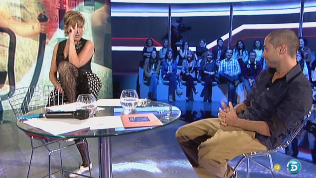 Milá se levanta la falda y enseña el trasero