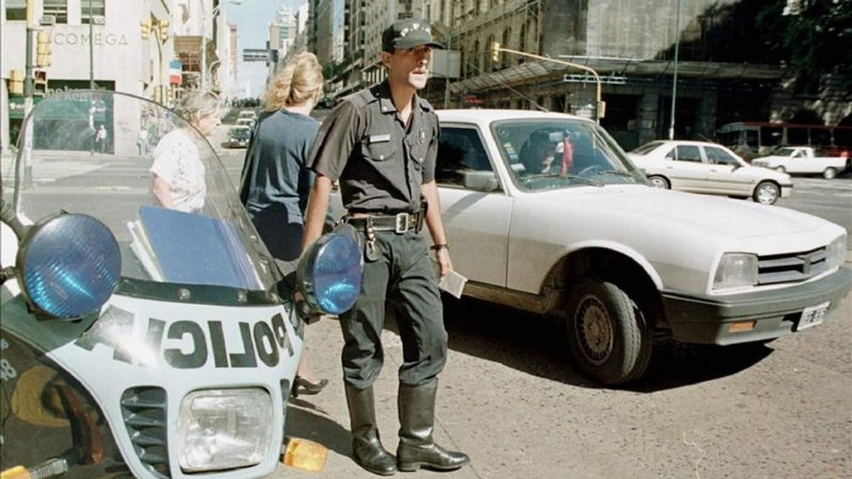 Un agente de la Policía argentina regula el tráfico en la ciudad de Buenos Aires. EFE/Archivo