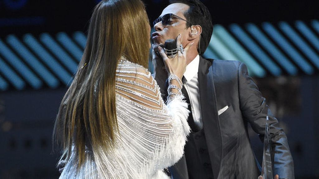 Muestras de amor con beso incluido en el reencuentro de Marc Anthony y J-LO