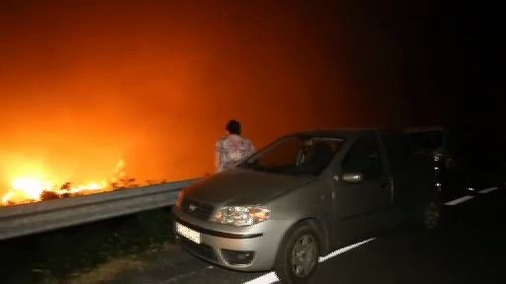 Un gigantesco incendio amenaza a los vecinos de Bandín y Morono en  A Coruña