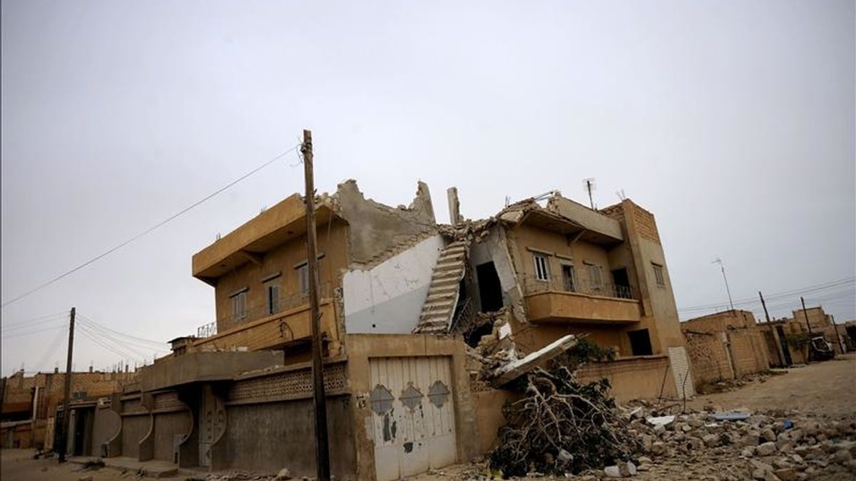 Situación de una vivienda tras ser destruida por las fuerzas leales al líder libio Muamar el-Gadafi, en Adjabiya, Libia. EFE