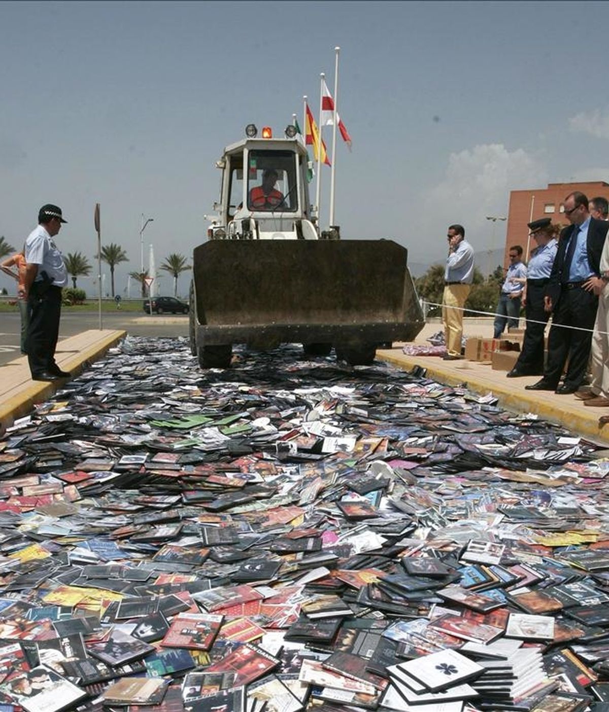 Una máquina apisonadora destruye discos piratas con copias de música, películas y productos informáticos incautados por la Policía en Almería. EFE/Archivo