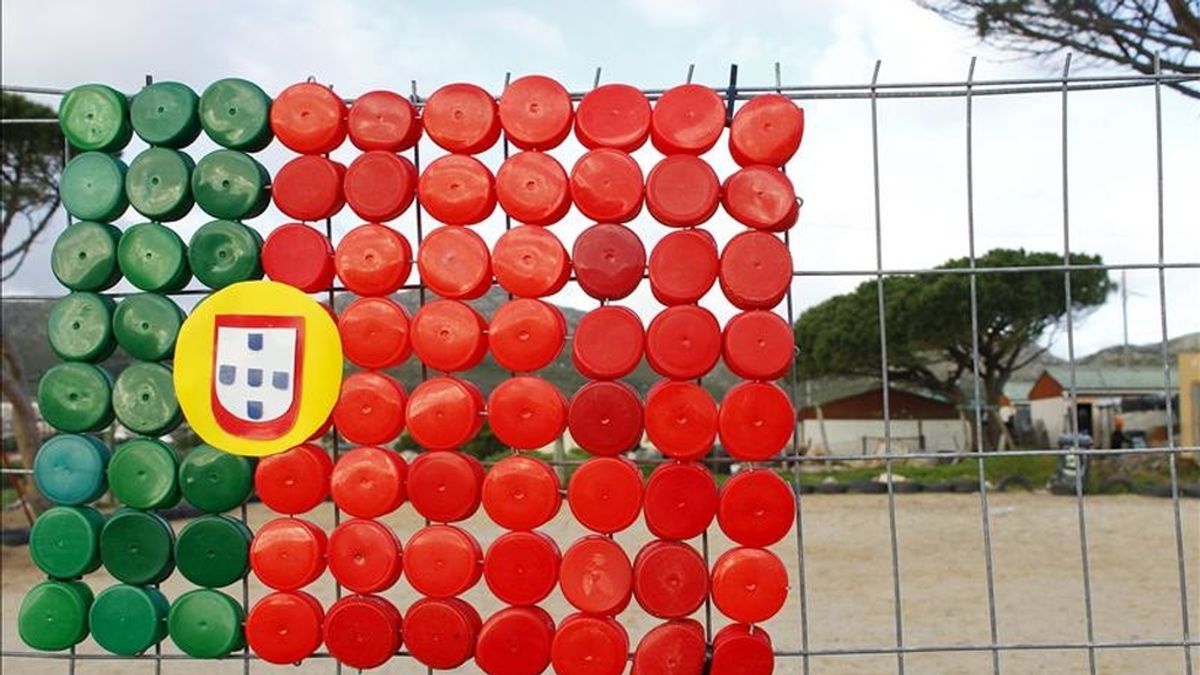 La bandera de Portugal, hecha con tapones de botellas de plástico. EFE/Archivo