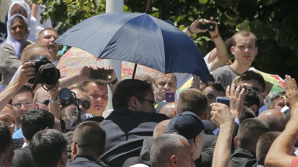 El primer ministro serbio, agredido por manifestantes en Srebrenica