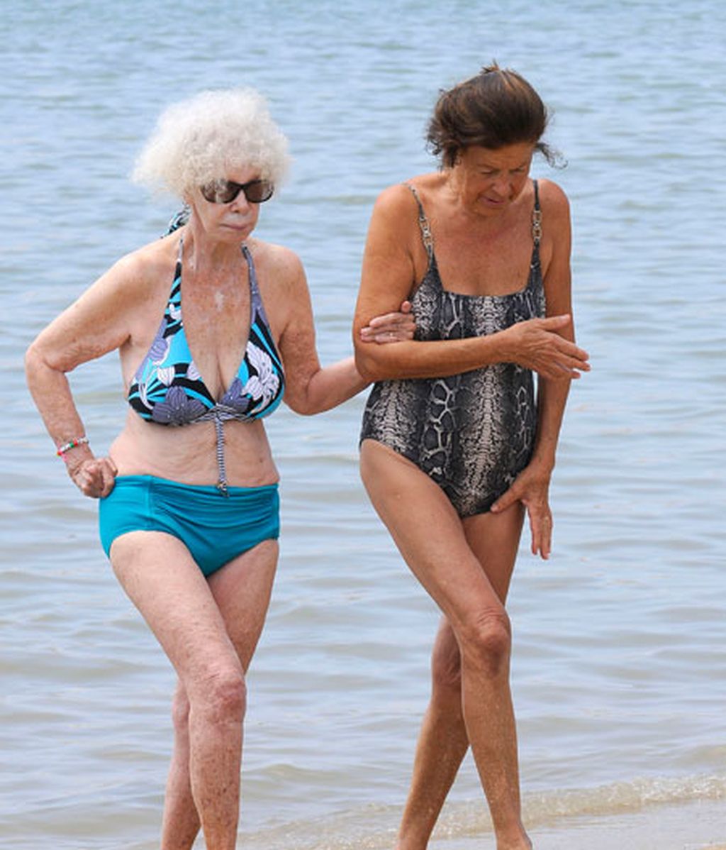 La Duquesa de Alba se da el primer baño de la temporada en el mar