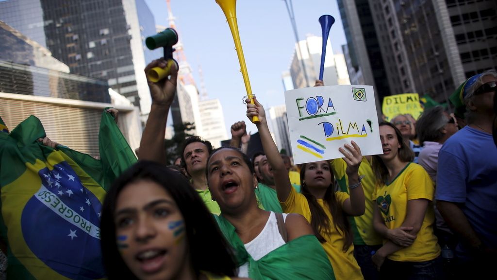 Miles de brasileños se manifiestan contra el Gobierno de Rousseff