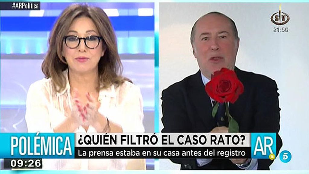 El profesor Gay de Liébana le regala una rosa a Ana Rosa por Sant Jordi